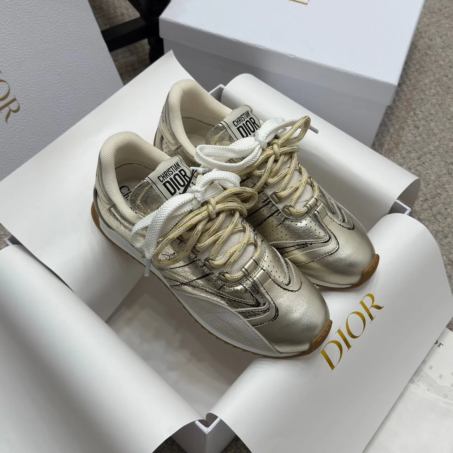 👟👟Ex-factory price 580👟👟 Original purchase and development 𝐂h𝐑𝐈𝐒𝐓𝐈𝐀𝐍 𝐃𝐈or This Dior Vibe Dior sneaker incorporates Dior's haute couture spirit and reinterprets the classic running shoes, moral training shoes. Forrest Gump shoes. Matched with Oblique Printed 3D printing technology reproduces the original fabric to create a contrasting modern style. The details are displayed with a 3D effect, and the iconic details of the logo decoration on the side and back are further embellished. It complements various casual or elegant items to create a modern look.  ✅The tongue is decorated with the Christian Dior PARIS Logo in 3 different colors and overlapping fabric lines. It is consistent with the original version. It is full of details. Welcome to compare and compare with the ordinary version on the market. ✅The original rubber TPU sole is decorated with the DIOR logo. The convex and concave rubber sole is decorated with the Christian Dior lucky star symbol. ✅Size: 35-40 (41 can be customized)